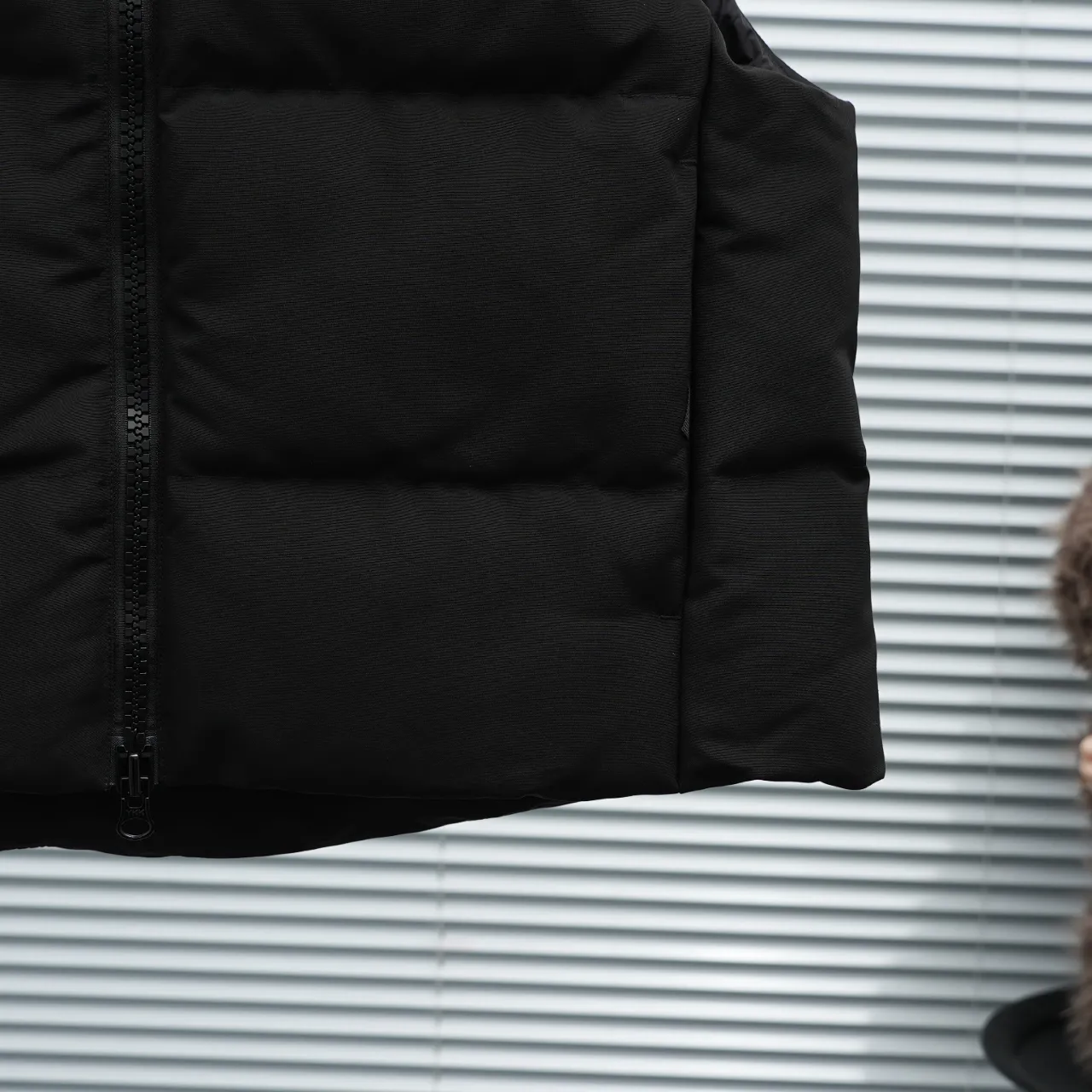 P600 2267WB Grandview black label women's short vest. Constructed from Arctic Tech recycled fabric®, it features a cinchable hem for sleek styling and storage. Color: Black Size: XS S M L XL